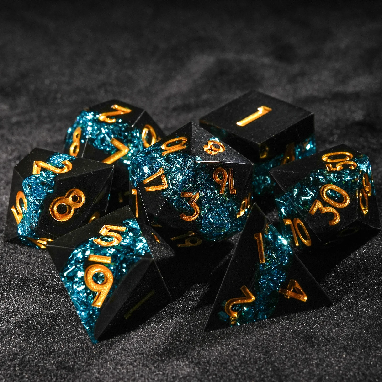 7pcs DND Dice Resin Black Gold - مراجعة Desk Setup Black وسعره
